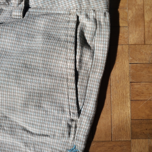 💥3 for $15💥 Hurley linen Bermuda shorts w/floral design on back - Picture 6 of 9